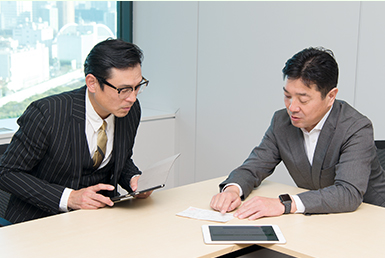 自然でんきの電気代シミュレーションをする渡辺俊美さんとソフトバンク(株)馬場一
