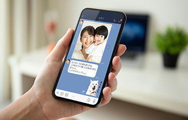 家族や友人とLINEで楽しくやりとりしたり 今日も娘からのLINE、届いているかな?