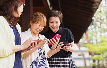 外出先で地図を見たり調べ物をしたり この近くにおいしいお店、ないかしら?