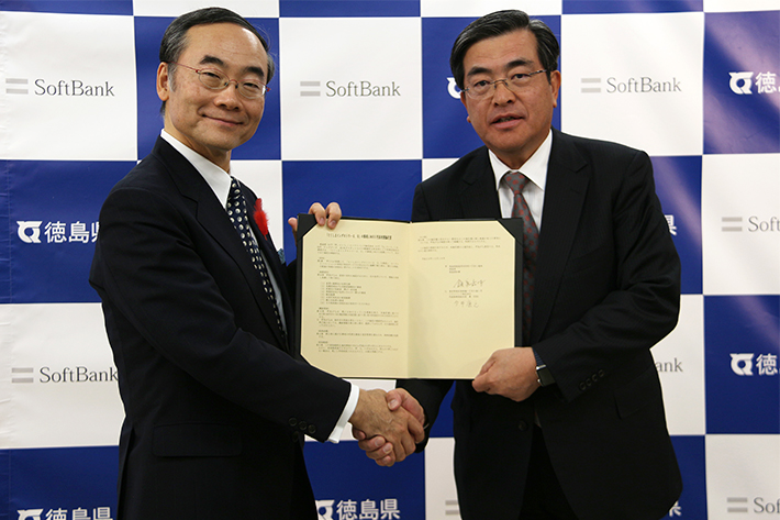 包括連携協定書に調印したソフトバンク 代表取締役副社長 兼 COO 今井 康之（右）と徳島県知事（左）