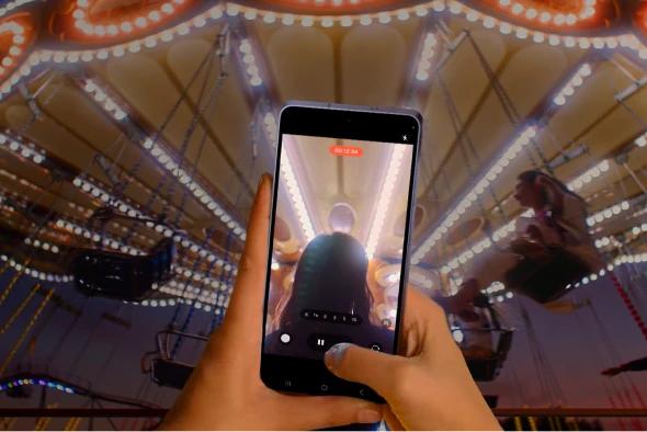 シャッターを押すだけ。夜景も人物もクリアに美しく。