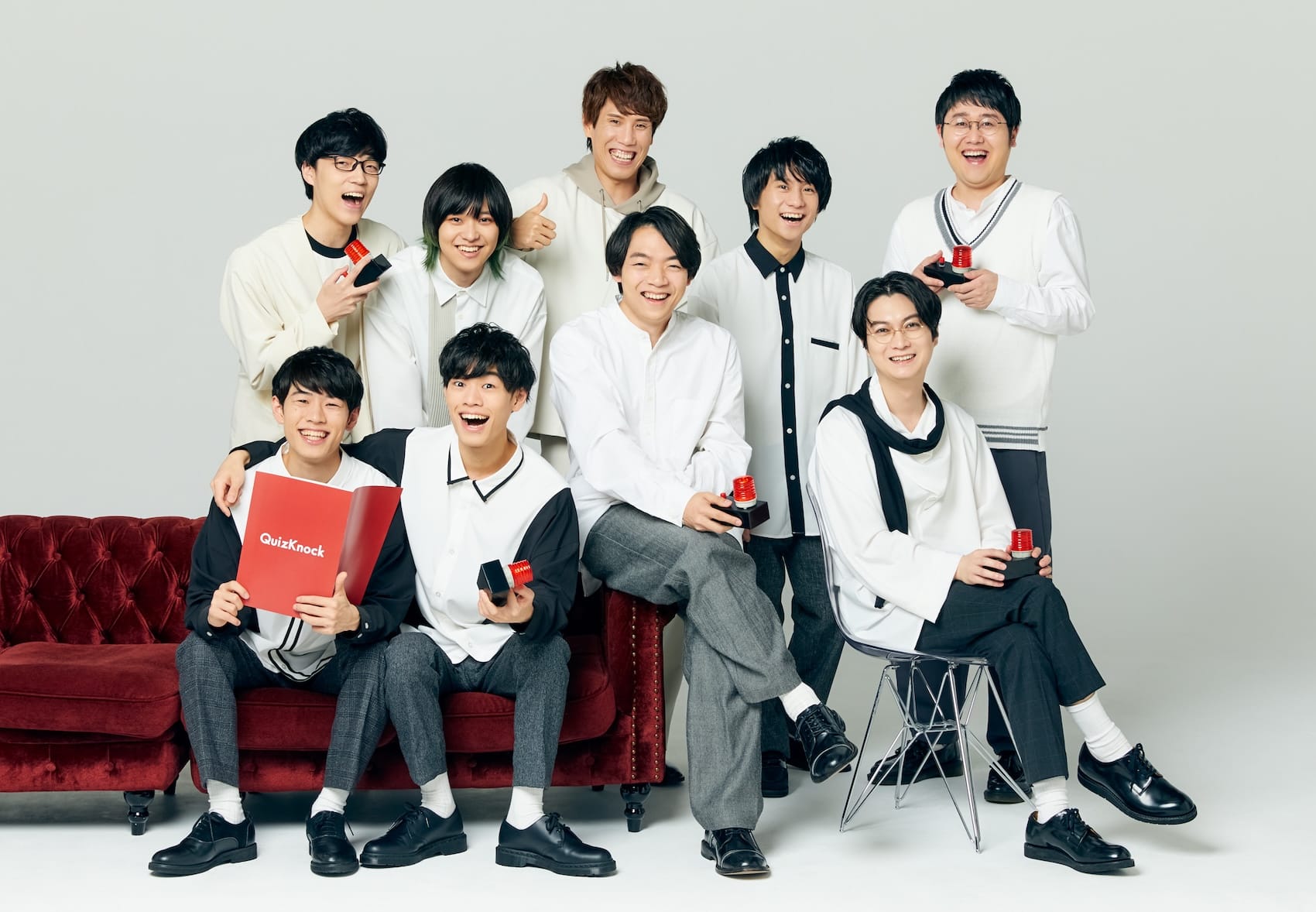 メンバー9人がソファに集まっている画像