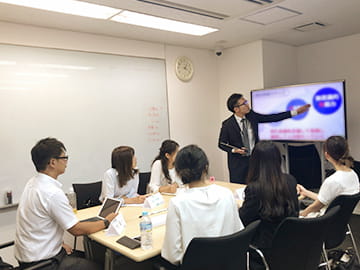 定期的に実施。目標設定・キャリアプランの設定、スキルアップ研修等。イメージ