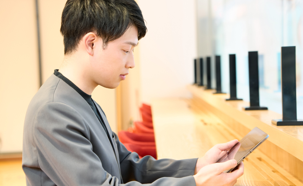 会社貸与のタブレット端末を用いて、最新機種の情報や新キャンペーンなどの学習イメージ