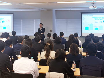 定期的に開催し、接客好事例の共有、展開、特別研修などを実施。イメージ