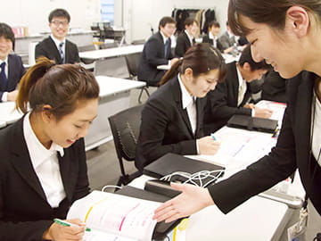 サービスの知識、コンプライアンス研修、接客のロールプレイング等を実施イメージ